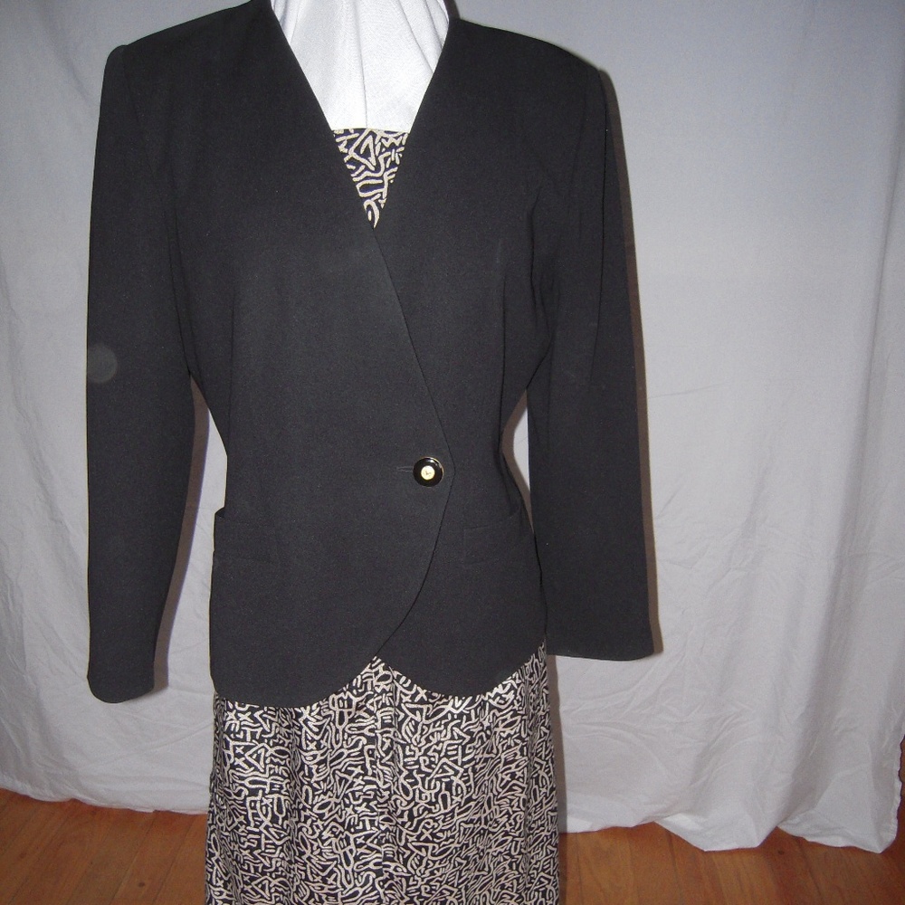 Kasper tailored suit  skirt black one button accet